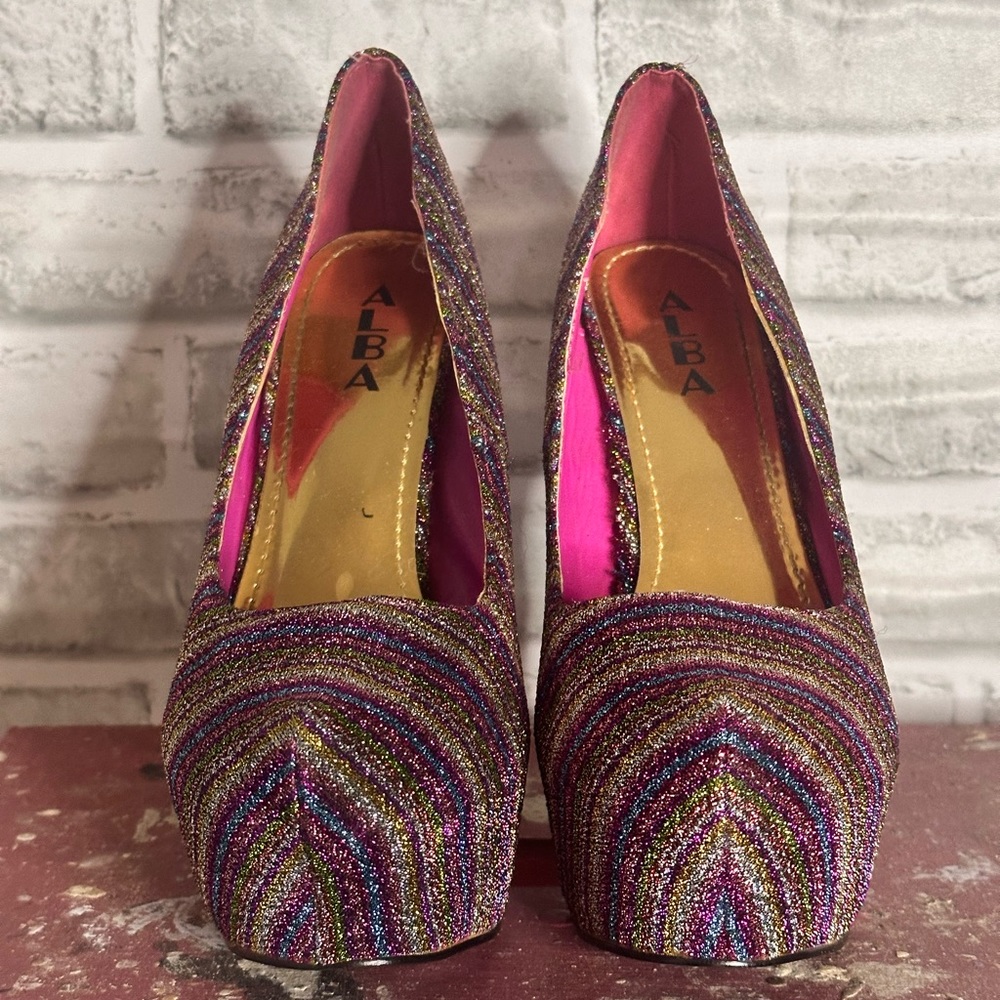 Pink platform pumps